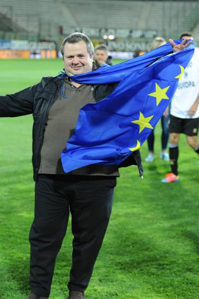 Ghirardi sventola la bandiera dell&#39;Unione Europea. LaPresse